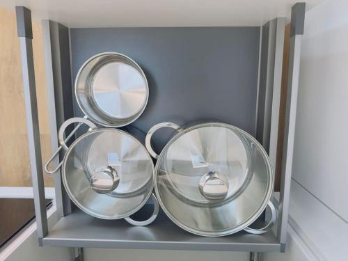 une étagère avec trois miroirs ronds dans une pièce dans l'établissement Fewo für 3 Personen/Netflix/Parking/WLAN/Stilvoll, à Pöttmes