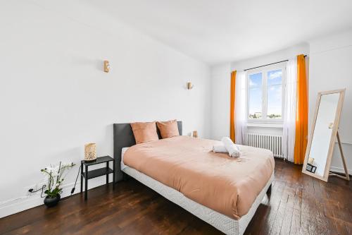 une chambre avec un grand lit et une fenêtre dans l'établissement Skybnb - beau 2 pièces proche Paris - Wifi, à Villejuif