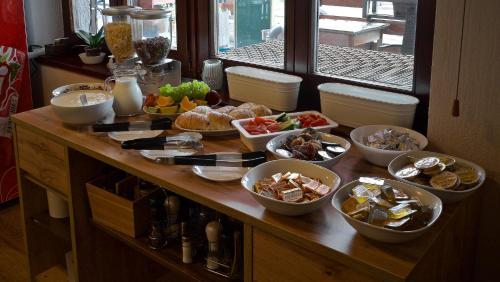 stół z wieloma miskami jedzenia w obiekcie Ahrntalerhof w mieście Campo Tures
