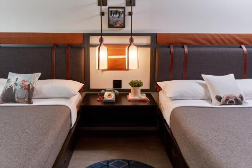 Un pat sau paturi într-o cameră la Moxy Asheville