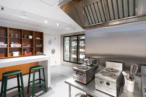 uma cozinha com fogão e um balcão com bancos em Auberge Internationale de Quebec - HI CANADA em Cidade de Quebec