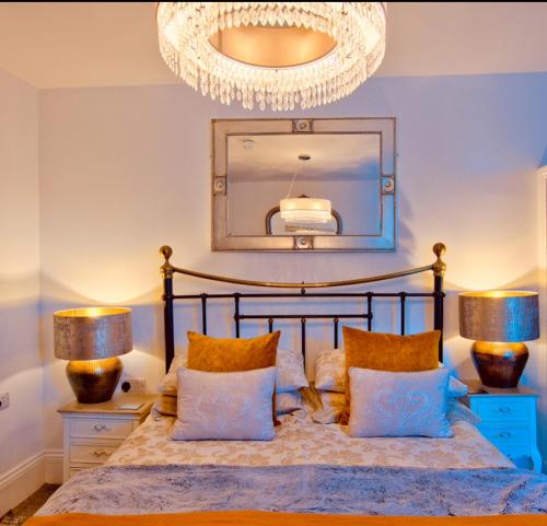 Un pat sau paturi într-o cameră la Mademoiselle's Boutique Holiday Accommodation