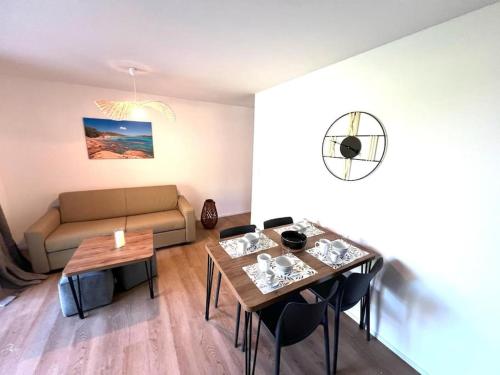- un salon avec un canapé, une table et des chaises dans l'établissement Location T2 premium 44 m2 Cala rossa à 800 m de la plage, à Lecci