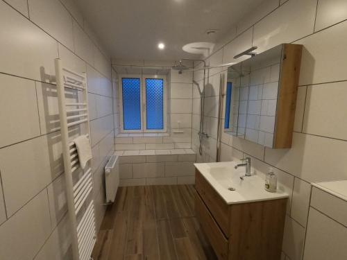 biała łazienka z umywalką i toaletą w obiekcie Haus Nampolach 