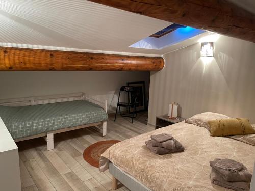 1 Schlafzimmer mit 2 Betten und 1 Bett in der Unterkunft Chez Maggie in Saint-Gervais