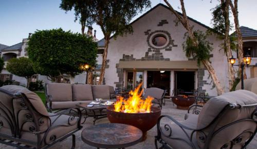 Gallery image of The Chateau at Lake La Quinta in La Quinta