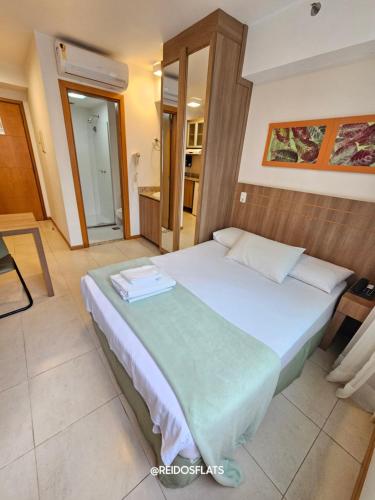 a bedroom with a large bed in a room at Flat Saint Moritz Express By Rei dos Flats in Brasilia