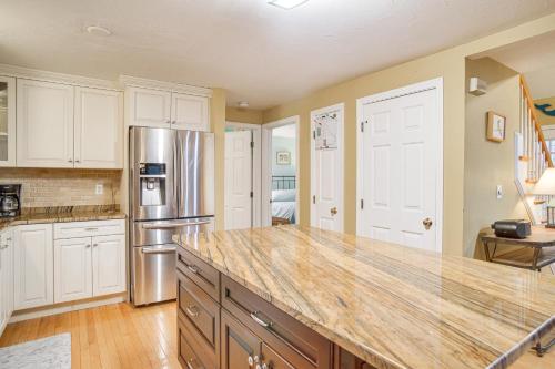 Una cocina o zona de cocina en Beach and Lake Access Home with Porch in Mashpee!