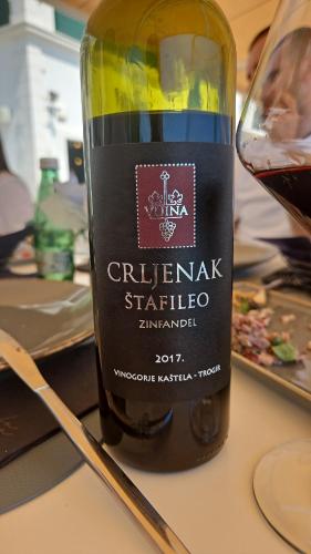 una botella de vino encima de una mesa en By Osibov 7, en Kaštela
