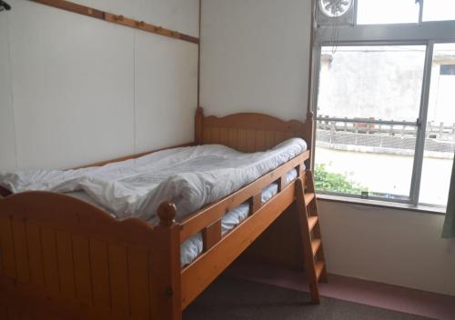 Etagenbett in einem Zimmer mit Fenster in der Unterkunft Guest House Minatoya Tokunoshima - Vacation STAY 01040v in Tokunoshima