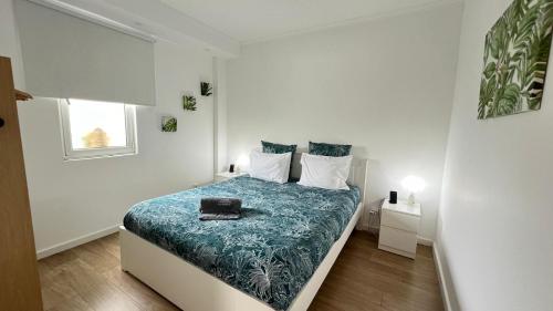 1 dormitorio blanco con 1 cama con manta azul en Casa vereda Two, Ponta Delgada, S Miguel en Ponta Delgada