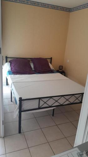 a large bed in a room with at Appartement Saint cyprien plage in Saint-Cyprien