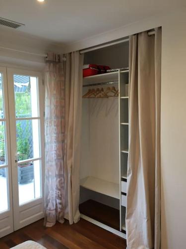 a room with a window and a book shelf at Cassis Calanques, 2 pièces grande terrasse vue mer in Cassis