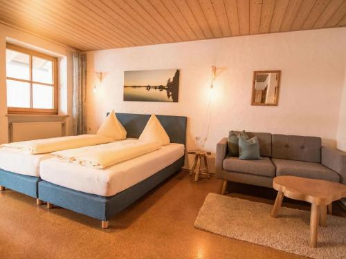sala de estar con cama y sofá en Holiday home for a family getaway, en Schwangau