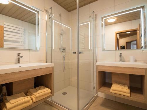 y baño con 2 lavabos y ducha. en Holiday home for a family getaway, en Schwangau