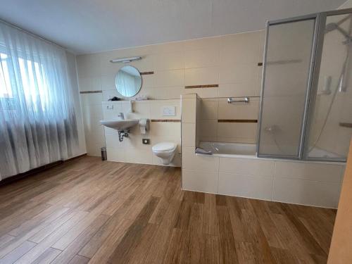 uma casa de banho com um WC, um lavatório e um chuveiro em Hotel Loewen em Tübingen