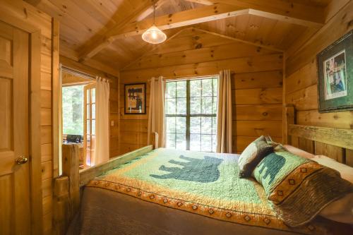 Giường trong phòng chung tại All-Season Sunroom and Hot Tub Marion Cabin Retreat