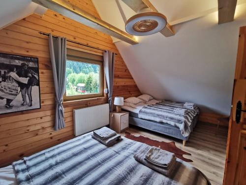 Giường trong phòng chung tại SZCZYRKOWKA DOMEK-SZCZYRK