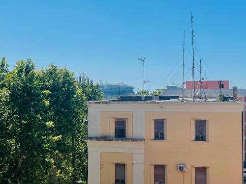 un edificio bianco con un’antenna sopra di B&b Comfort Home Apartment a Civitavecchia