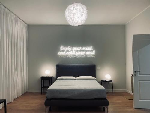una camera da letto con un letto con una luce sopra di esso di B&b Comfort Home Apartment a Civitavecchia