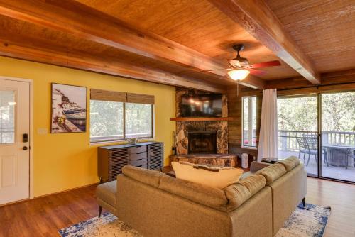 Spacious Groveland Cabin with Wraparound Deck!にあるシーティングエリア