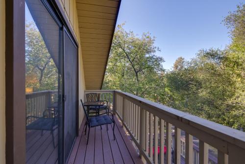 Spacious Groveland Cabin with Wraparound Deck!にあるバルコニーまたはテラス