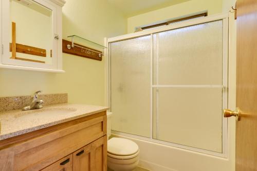 Spacious Groveland Cabin with Wraparound Deck!にあるバスルーム