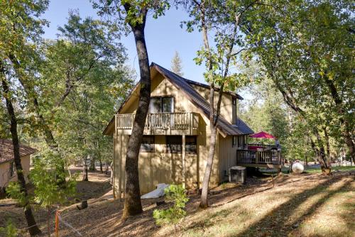 Spacious Groveland Cabin with Wraparound Deck!にある庭