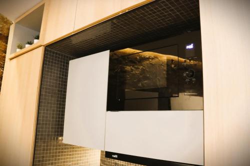 a window in a building with black tile at HOM I Departamento 2PAX AlA Barrio Lastarria in Santiago