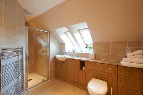 un bagno con doccia, WC e lavandino di Home Farm Cottages, Glendaruel, Argyll. Scotland a Clachan of Glendaruel