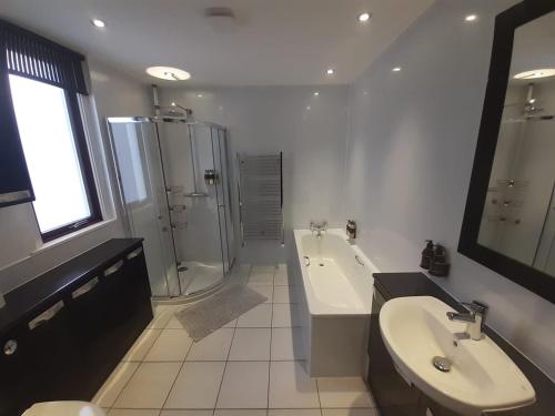 een badkamer met een bad, een wastafel en een douche bij Highland Haven, Glencoe in Ballachulish