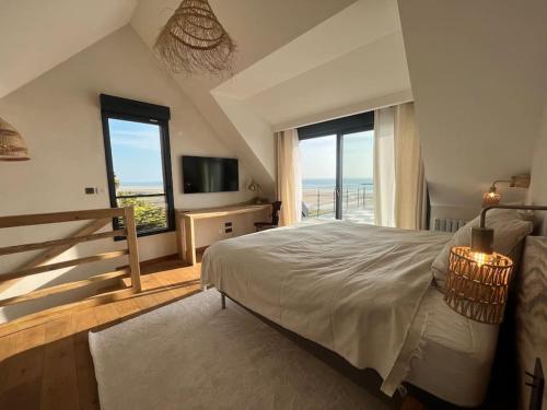 une chambre avec un lit avec vue sur l'océan dans l'établissement Le Sémaphore, à Saint-Germain-sur-Ay