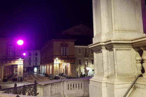 a red traffic light on a city street at night at IlBuenRetiro AcquiTerme Piemonte in Acqui Terme