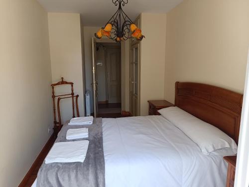 een slaapkamer met een bed met twee handdoeken erop bij El espolon in Comillas