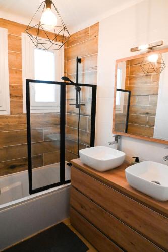 une salle de bain avec deux lavabos et une douche dans l'établissement Maison Cosy : Pétanque, Baby-foot & Ping-Pong !, à Labarthe-sur-Lèze