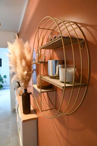 un miroir circulaire suspendu à un mur dans une pièce dans l'établissement Maison Cosy : Pétanque, Baby-foot & Ping-Pong !, à Labarthe-sur-Lèze