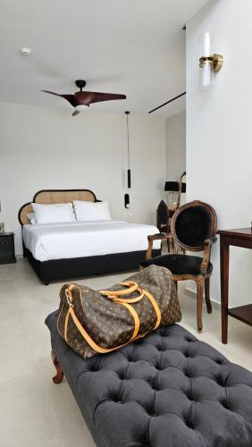 1 dormitorio con 2 camas, sofá y sillas en Kooba Villas, en Gázion