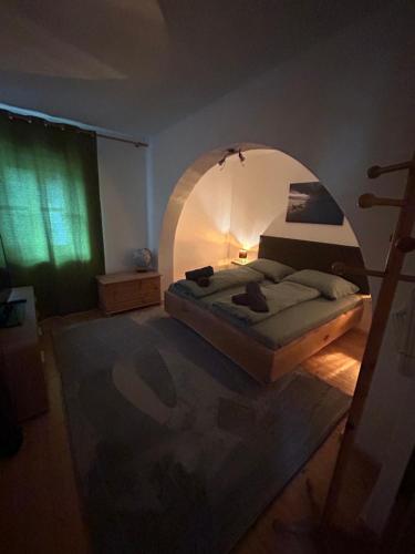 Ferienwohnung Mariana في باد ايشل: غرفة نوم مع سرير في غرفة مع ممر