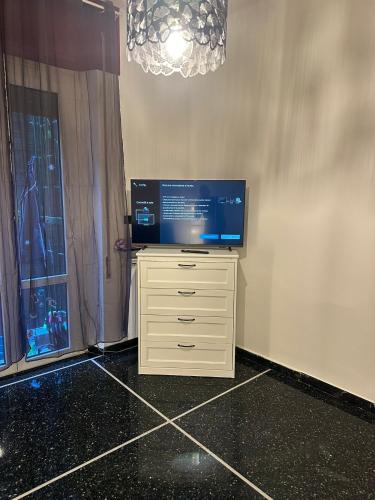 Una televisión o centro de entretenimiento en Da Luciano vicino Stazione Genova Piazza Principe