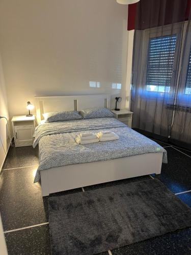 Una cama o camas en una habitación de Da Luciano vicino Stazione Genova Piazza Principe