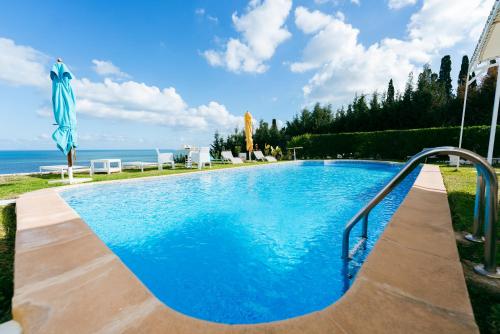 Bazén v ubytování Oasis Santorina Pool Sea Sky nebo v jeho okolí