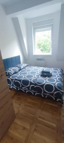 Kama o mga kama sa kuwarto sa Apartman Comfort Beograd