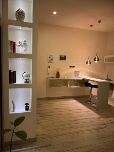 eine Küche mit einer Theke und einem Schreibtisch in einem Zimmer in der Unterkunft Pergamena Bianca in Cava deʼ Tirreni