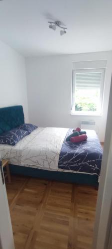 a bedroom with a bed and a window at Apartman Comfort Beograd in Belgrade
