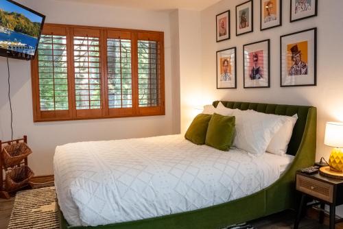箭头湖The Mighty Pines Retreat + Large Patio + BBQ+View!的一间卧室配有一张带绿色床头板的床