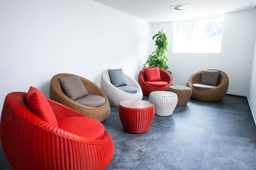 a room with a bunch of chairs and tables at Hotel Helvetia in Müstair