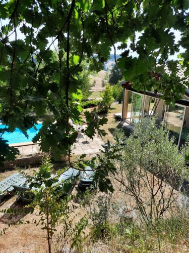 Elle offre une vue sur un jardin avec une maison et une piscine. dans l'établissement Maison de vacances authentique, à Castelnau-de-Montratier