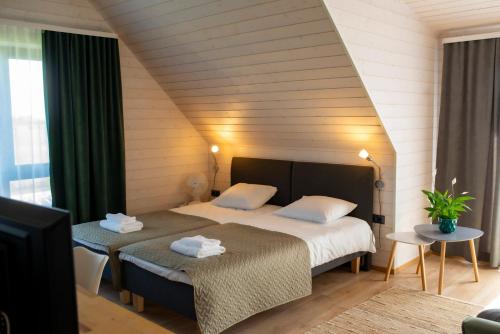 ein Schlafzimmer mit 2 Betten und Handtüchern darauf in der Unterkunft Sõru Puhkemaja in Sõru