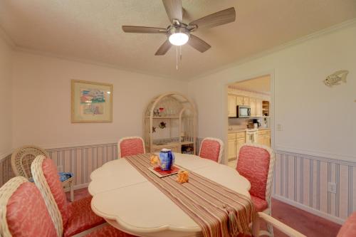 Φωτογραφία από το άλμπουμ του Pine Knoll Shores Getaway - Walk to Beach! σε Pine Knoll Shores