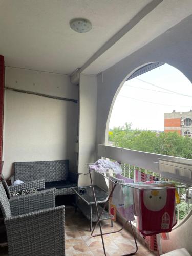 KneževacにあるBelgrade 24-26 Lux Apartmentのバルコニー(テーブル、椅子付)、窓が備わります。